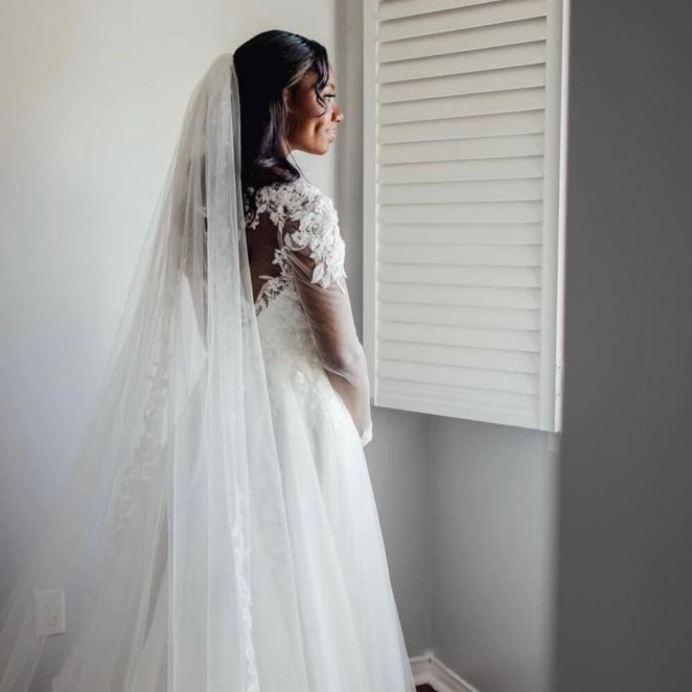 WEDDING DRESS & VEIL - Picture 3 of 10